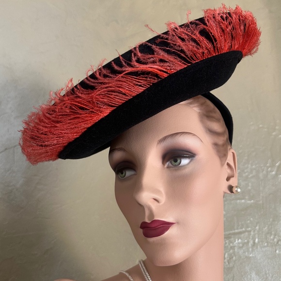 COMELY 1940s\' BLACK FELT TILT WIDE BRIM HAT WITH RED OSTRICH FEATHER TRIM main image 9